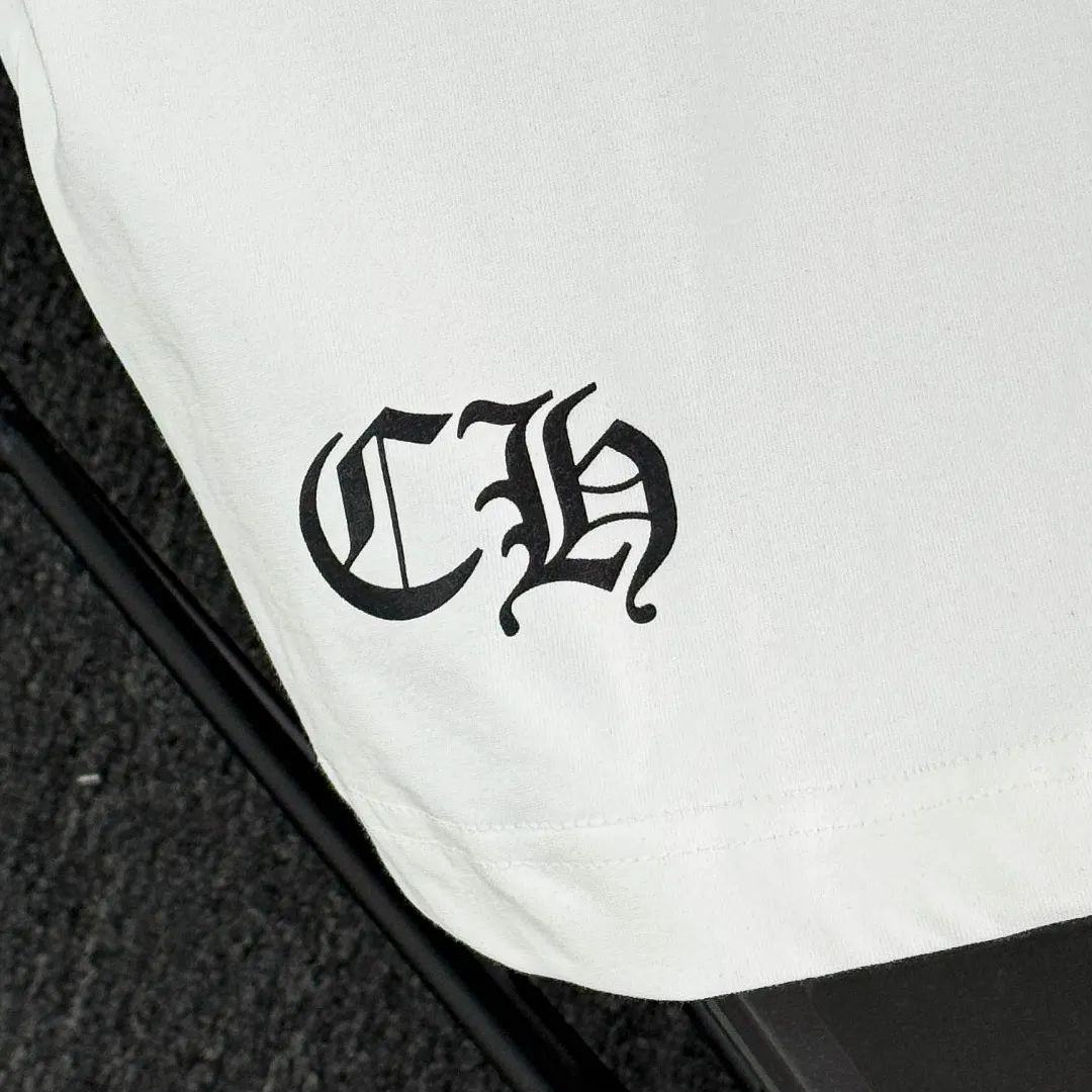 P170 Chrome Hearts 25 high-end versions. The fabric is made of 300 grams of high-density pure cotton. It does not deform or shrink. It has three labels. It is the same style for men and women. Technology: suede foaming + digital printing. Color: white, black. SIZE: S-XL.